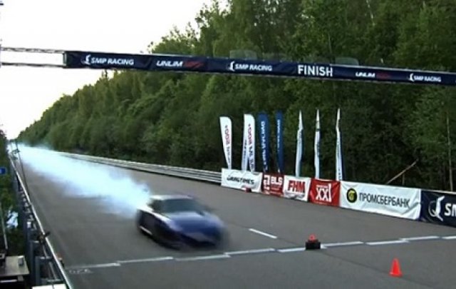 Porsche 911 Turbo наказа Nissan GT-R