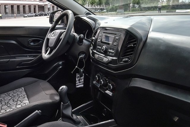 Lada показа интериорите на Vesta и XRay