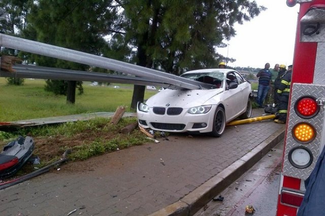 BMW се наниза на мантинела