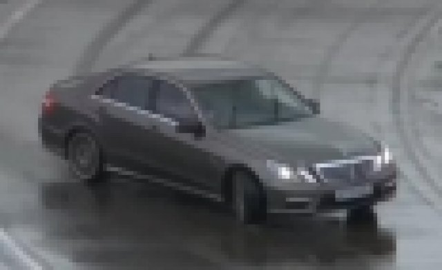 Брутална кола, мокра писта, добро видео