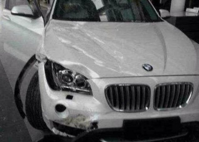 Недоволен клиент потроши шоурум на BMW