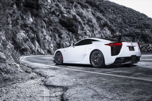 Продават се 11 Lexus LFA