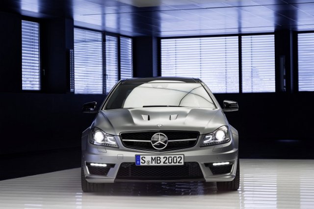 Mercedes-Benz показа специален C63 AMG 