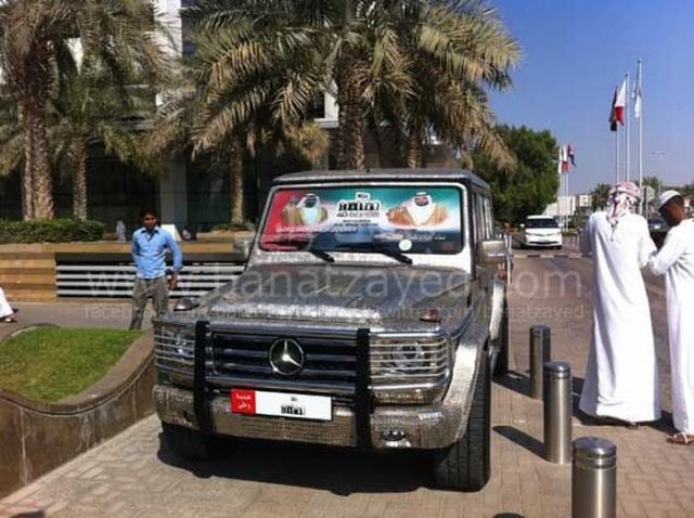 Арабин облепи Mercedes G55 с монети