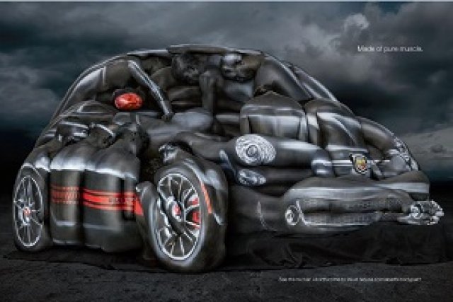 Голи женски тела оформиха Fiat 500