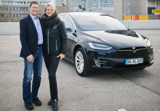 Daimler забърка скандал с наета и потрошена Tesla Model S