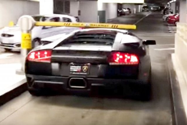 Как да не плащаш за паркинг? Купи си Lamborghini! (ВИДЕО)