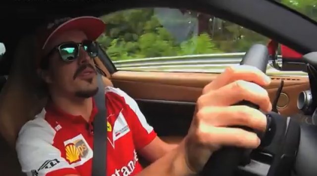 Алонсо дава интервю, докато кара на 