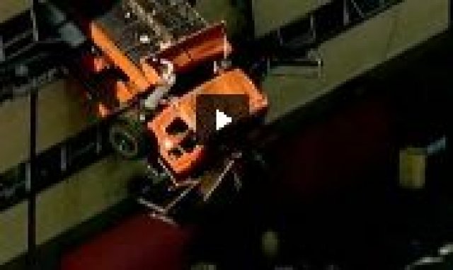 Боклукчийски камион увисна от втория етаж (Видео)