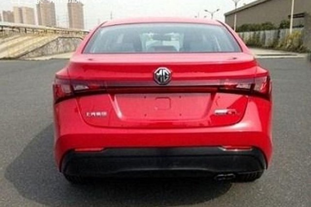 Новият седан MG5 без камуфлаж