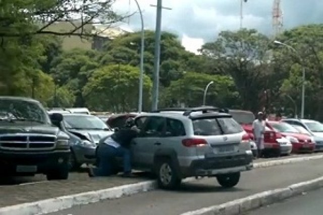 Обезумяла гази моторист с колата си заради ритник в калника