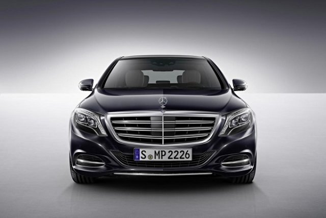 Mercedes S600 акостира в Детройт