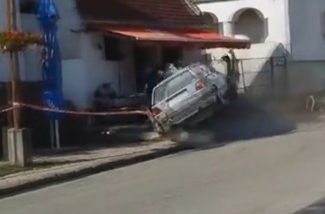 VW Golf Mk2 се вряза в публиката на рали  