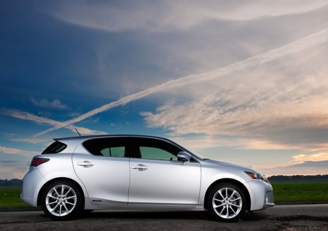 Хибридите на Lexus с 400% ръст в България