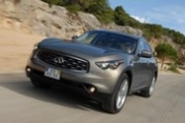 Infiniti FX се цели директно в  Cayenne