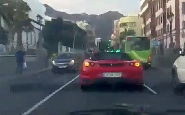 Червено Ferrari = половин оргазъм