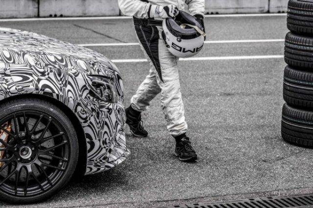 Mercedes-Benz загатна за нов спортен модел