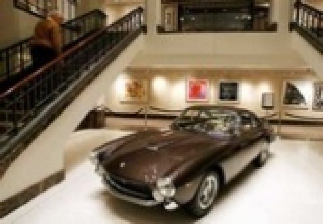 Ферарито на Стив Маккуин достигна над $2 милиона