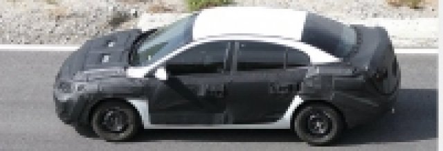 Първи шпионски снимки от новия седан на Renault Megane