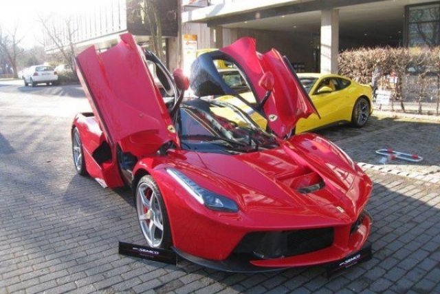 Първото LaFerrari излезе на пазара