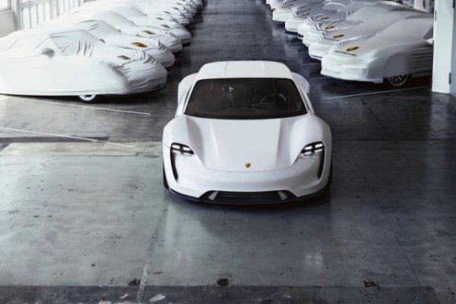 Шеф на Porsche се присмя на Tesla