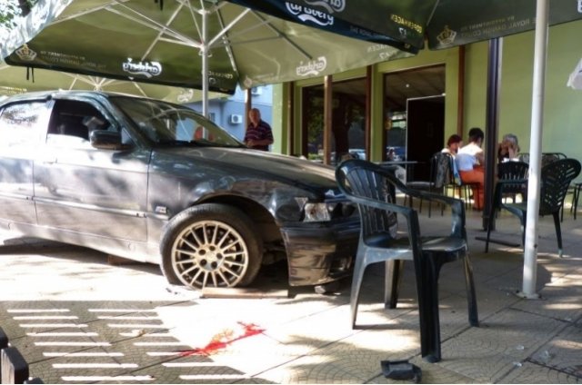 BMW прегази пешеходка на тротоара и паркира в кафене