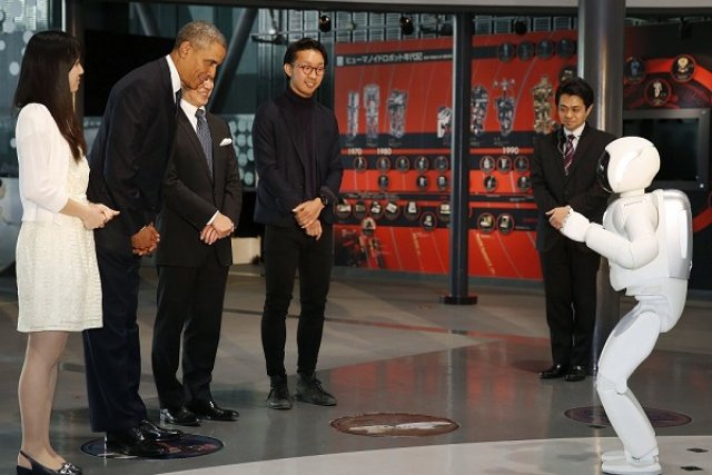 Обама се запозна с ASIMO, поиграха футбол