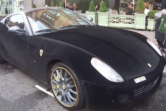 Плюшено Ferrari обикаля Лондон