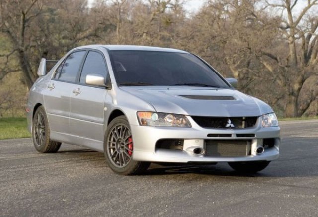 Собственик на Mitsubishi Lancer Evo откри гаечен ключ в двигателя