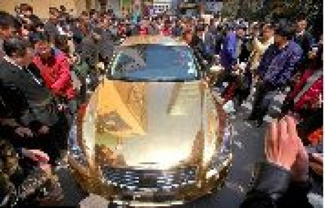 Конфискуваха кола от чисто злато