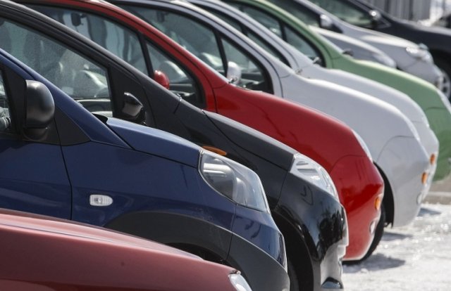 Пазарът в България отбеляза лек спад през февруари