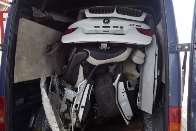 Румънец разфасова BMW X6 и го напъха в бус