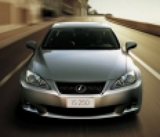 Lexus модернизира IS