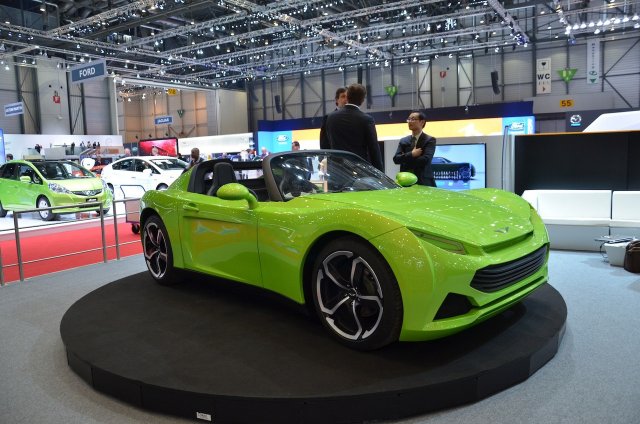 Французи показаха в Женева двумоторна спортна кола