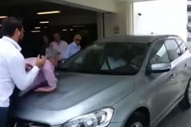 Volvo XC60 блъсна двама при демонстрация