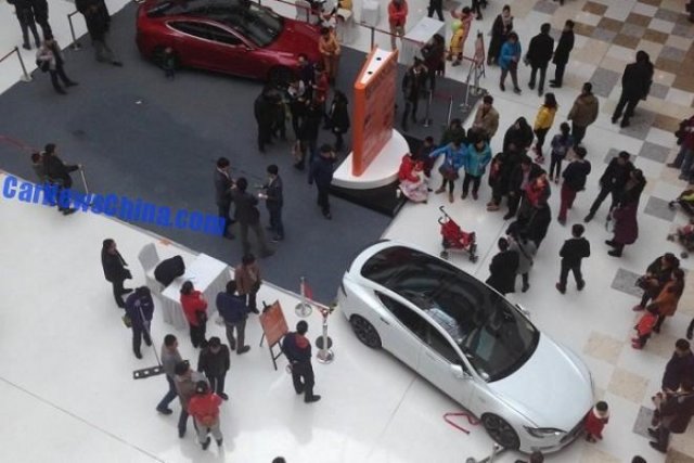 5-годишен подкара Tesla Model S в мол