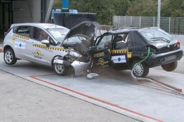 Какво се случва, когато се ударят челно стар и нов Ford Fiesta (ВИДЕО)