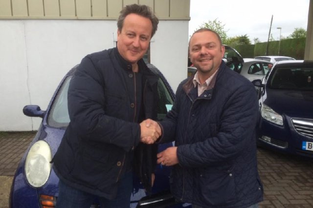 Дейвид Камерън купи 15-годишен Nissan