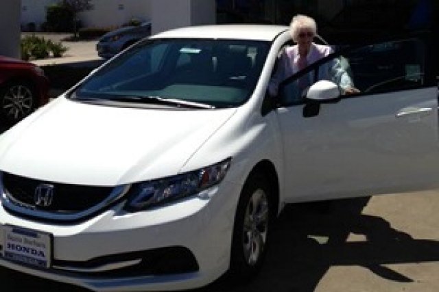 Най-възрастната шофьорка на планетата получи безплатен автомобил