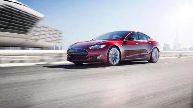 Колите на Tesla паркират сами (ВИДЕО)