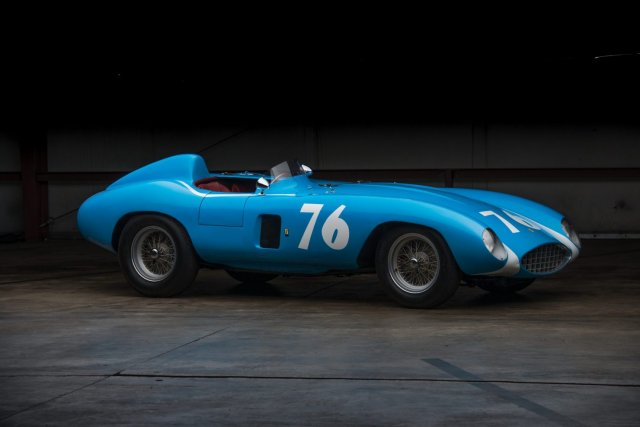 Необикновеният живот на едно синьо Ferrari