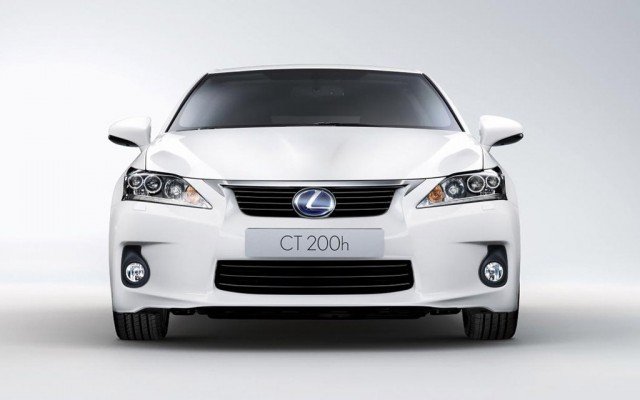 Lexus очаква 18 000 продажби на CT200h за 2012 г.