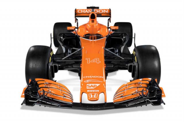 Феновете очаквали оранжевия McLaren