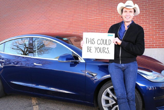 Братът на Илън Мъск се разделя с рядък Model 3