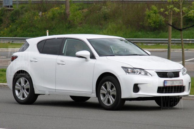 Lexus тества компактен кросовър