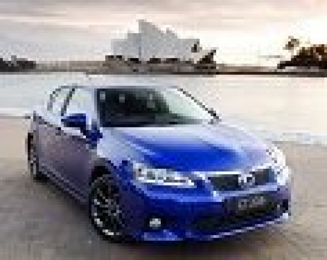 Идва горещ Lexus CT 300h