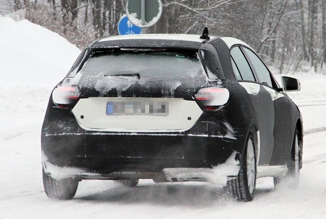 Новата А-Class на Mercedes-Benz бе хваната на тестове