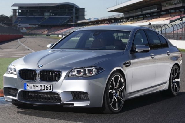 Новото BMW M5 остава с два педала