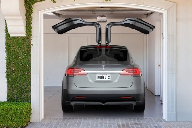 Tesla Model X излиза със 700 електрически коня