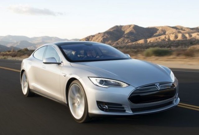 Още една Tesla изгоря напълно след катастрофа